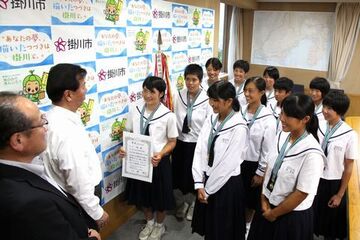 松井市長(左から2番目)と佐藤教育長(左)に向かって立つ選手たち