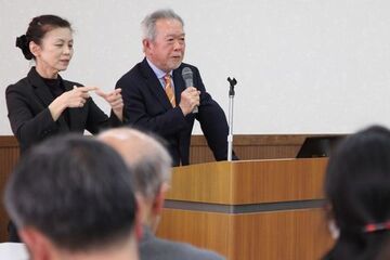 教壇に立ち、オリーブの効能のお話をしてる医学博士の横山さん