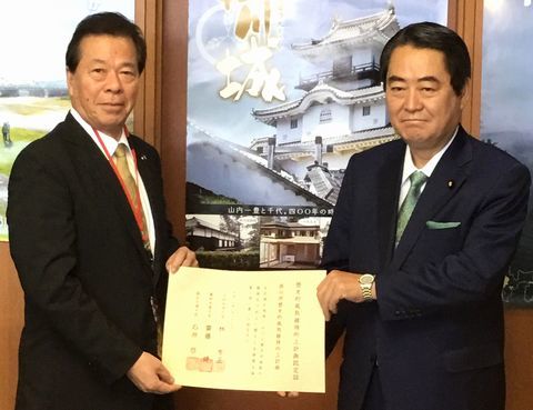 牧野国土交通副大臣と認定書を一緒に掲げている松井市長の写真