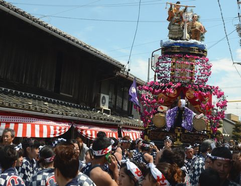 三熊野神社大祭で沢山の法被姿の人が神輿を引いている写真