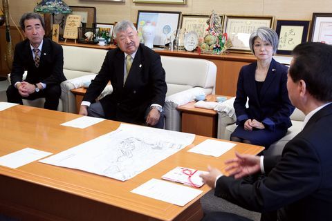 松井市長と話をしている「掛川ライオンズクラブ」のメンバー3人の写真
