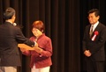 山﨑会長から賞状を受け取る環境団体代表者たちの写真