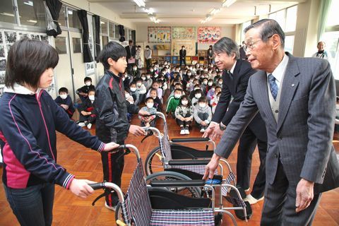 アルミ缶回収して車いすを中東遠総合医療センターに寄贈する児童代表の様子