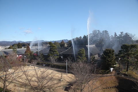 青空の中掛川城御殿からの火災を想定した一斉放水の写真