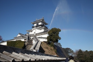 青空をバックにお城での消火訓練で虹が出ている写真