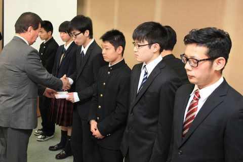 松井市長から激励を受ける真剣な表情の入隊予定者のみなさんの写真