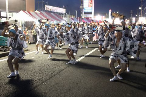 日が落ちライトアップされたいくとり通りで阿波踊りを披露する「いとくり連」のみなさん