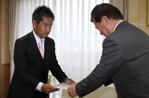 松井市長から委嘱書を受け取る藤田さんの写真