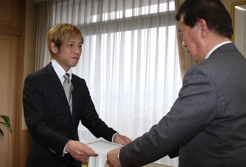 松井市長から委嘱書を受け取る重野さんの写真