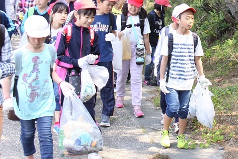 ゴミ袋片手にゴミ拾いをする千浜小学校の児童ら