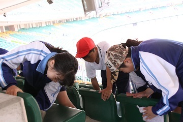 エコパスタジアムの観客席を一個一個丁寧に拭く生徒ら