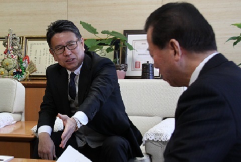 輸出の取り組みについて説明をする丸山社長と松井市長の写真