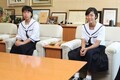 制服姿でソファーに座り、抱負を語る石津さんと木村さん