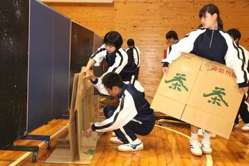 段ボールを活用したパーテーション作りに挑戦する生徒ら