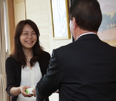 松井市長から「掛川お茶大使」と「輝くかけがわ応援大使」の任命書を受け取るスチュワード麻子さん