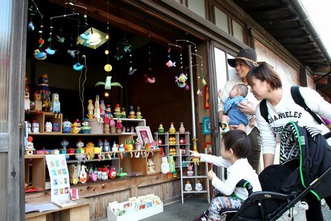 街道沿いに展示されたアート作品を楽しむ家族連れ