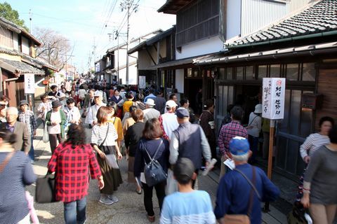 青空のもと多くの来場者で埋め尽くされた横須賀街道