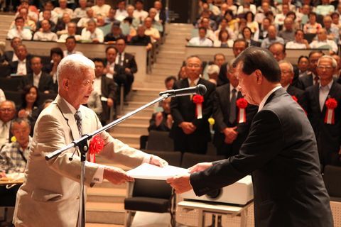 「協働によるまちづくり中央集会」において、松井市長(右)から表彰を受ける功労者ら