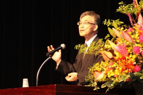 「地区まちづくり協議会で地域コミュニティの発展を」と題した名和田教授の記念講演の様子