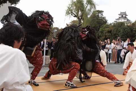 三頭の獅子舞が披露されそれを見る観客たち