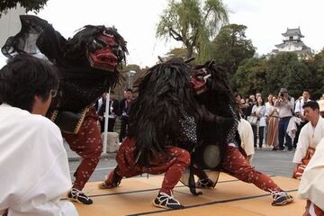 三頭の獅子舞が披露されそれを見る観客たち