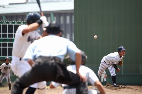 第14回掛川市内高等学校野球交流戦で熱戦を繰り広げる掛川工業と掛川東の選手たち