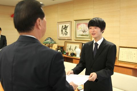 松井市長から笑顔で委嘱書を受け取る佐藤さん