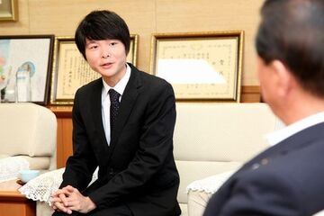 松井市長にベルリンでの音楽活動の様子を熱心に話す佐藤さん