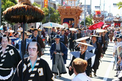 道路幅いっぱいの大名行列と、それを見る観客たち