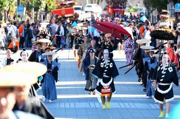 殿様や姫君等等に扮装したお祭り広場での大名行列