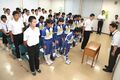 笹本教育部長に礼をするユニフォームの代表生徒ら