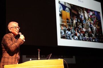 マイクを持ち三熊野神社大祭の魅力を語る東京大学教授の木下直之さん