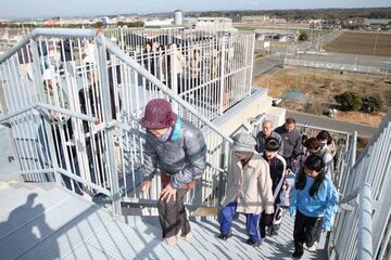 津波避難タワーに避難する今沢区の住民