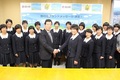 東日本大会への出場を決めたメンバーと松井市長と鈴木花音さんが握手している様子