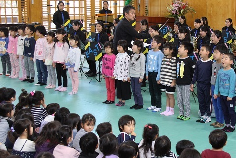 演奏・合唱を披露する東高吹奏楽部員とのぞみ保育園の園児達