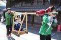 子どもを乗せた駕籠を担いで旧東海道を駆け抜ける選手たち