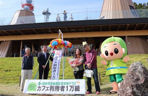 カフェ利用者とくす玉でお祝いする様子