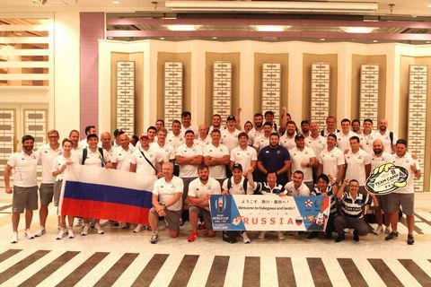 ロシア代表チームと松井掛川市長、久保田副市長、磐田市の袴田自治市民部長らがロシア国旗と横断幕を持ち集合写真を撮るようす