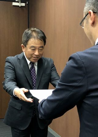 久保田副市長(右)から輝くかけがわ応援大使の委嘱書を受け取る榛葉さん