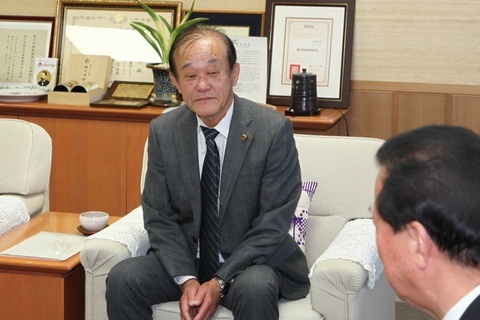 松井市長（右）に生活衛生功労部門の厚生労働大臣表彰の受賞を報告する伊藤さん