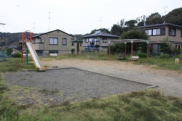 すべり台、ブランコの遊具があるめじろ台公園の様子