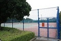 フェンス越しのテニスコート