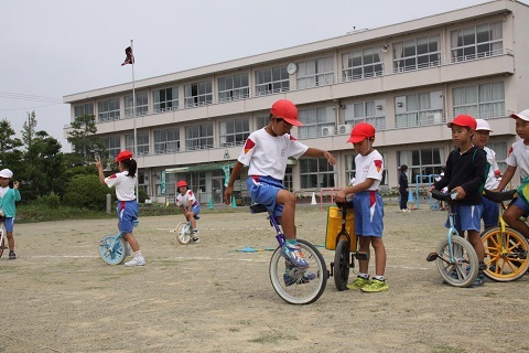 一輪車検定に参加する子供たち