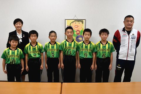 市長と千浜VSCの3年生から4年生の選手ら7人の記念撮影