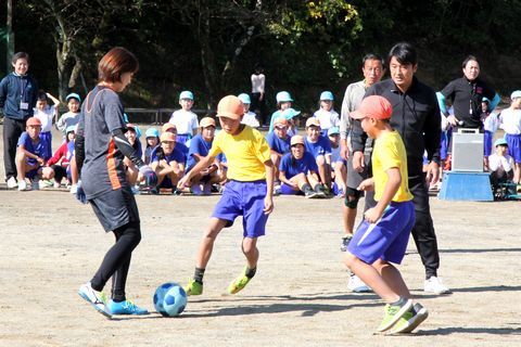 サッカー元代表選手らと児童らがミニゲームをする様子