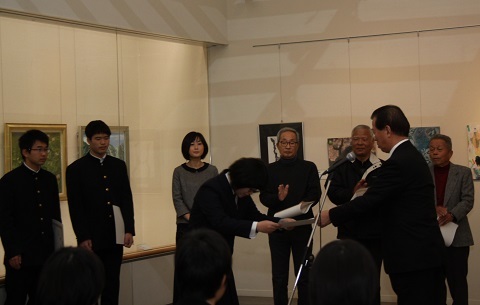 市民芸術祭入賞者の表彰式で松井市長から表彰状を受け取る受賞者