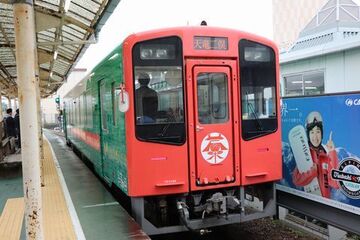 掛川駅を出発する茶エンナーレ号のフロント部分の画像