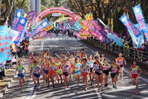 県庁前を勢いよくスタートした選手たちを各町の旗を持ち歩道から応援するたくさんの観客たち