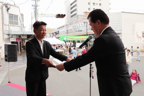 「さえみどり」の部でキングとなった東山茶業組合の杉山代表理事組合長(左)が松井会長から賞状を受け取るようす