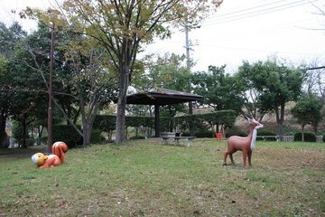 動物の遊具があるつくし公園